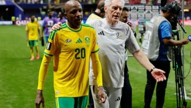 Hugo Broos accompagne un joueur sud-africain après un match du Mondial 2026