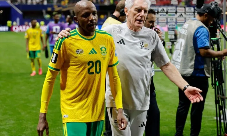 Hugo Broos accompagne un joueur sud-africain après un match du Mondial 2026