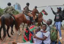 Des manifestants kényans face à des policiers à cheval lors d’un rassemblement à Nairobi