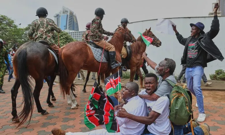 Des manifestants kényans face à des policiers à cheval lors d’un rassemblement à Nairobi
