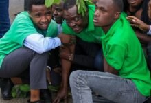 David Maraga entouré de manifestants au Kenya