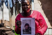 Une femme kenyane tient la photo d’un proche qui aurait été enrôlé pour combattre en Russie