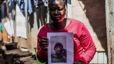 Une femme kenyane tient la photo d’un proche qui aurait été enrôlé pour combattre en Russie