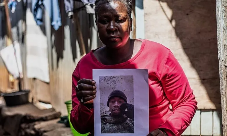 Une femme kenyane tient la photo d’un proche qui aurait été enrôlé pour combattre en Russie
