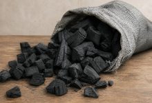 Un sac de charbon renversé sur une table
