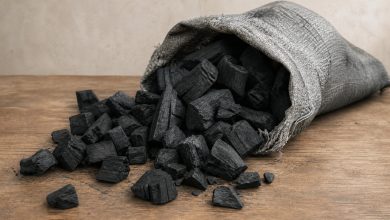 Un sac de charbon renversé sur une table
