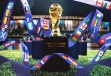 Trophée de la Coupe du monde 2026 avec les drapeaux des pays qualifiés