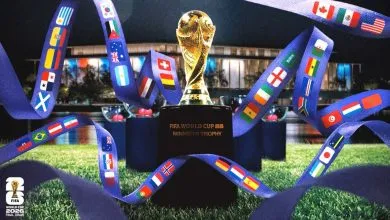 Trophée de la Coupe du monde 2026 avec les drapeaux des pays qualifiés