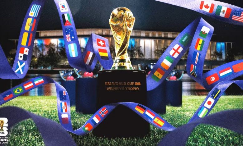 Trophée de la Coupe du monde 2026 avec les drapeaux des pays qualifiés