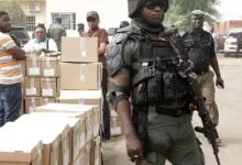 Des policiers nigérians armés lors d’une opération de sécurité