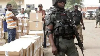 Des policiers nigérians armés lors d’une opération de sécurité