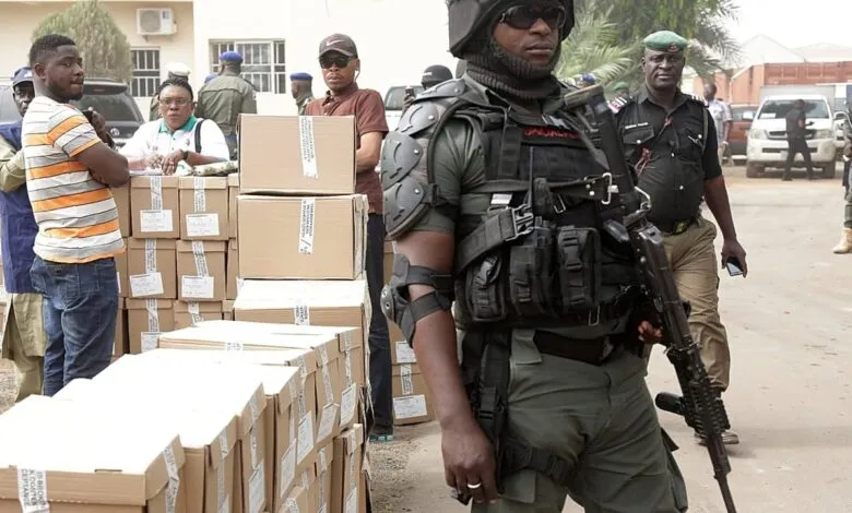 Des policiers nigérians armés lors d’une opération de sécurité