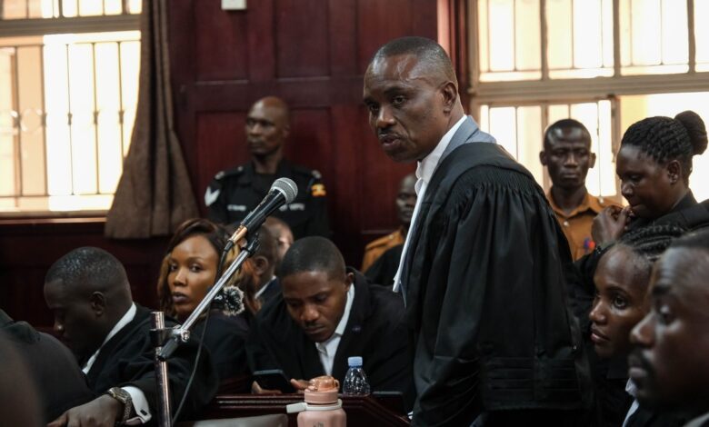 Erias Lukwago au tribunal en Ouganda