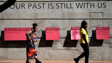 Des visiteurs devant un mémorial du soulèvement de Soweto en Afrique du Sud