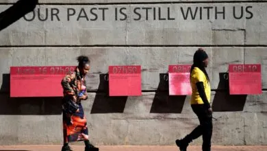 Des visiteurs devant un mémorial du soulèvement de Soweto en Afrique du Sud