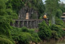 Un train traverse un pont de la Death Railway en Thaïlande