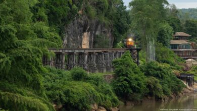 Un train traverse un pont de la Death Railway en Thaïlande