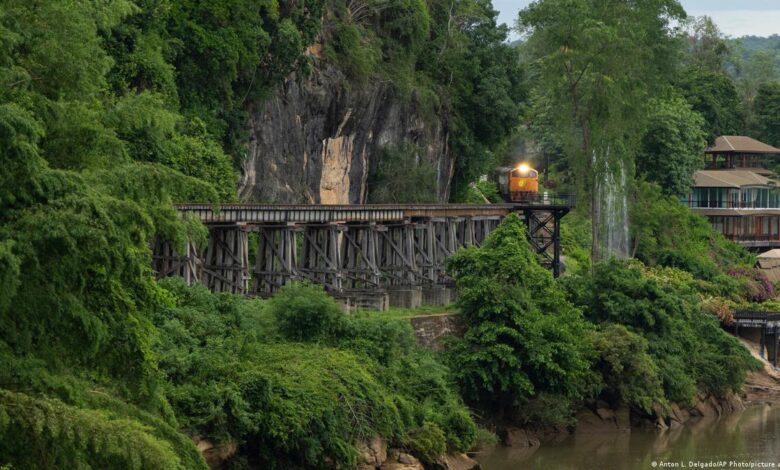 Un train traverse un pont de la Death Railway en Thaïlande