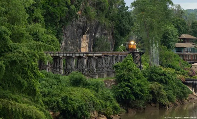 Un train traverse un pont de la Death Railway en Thaïlande