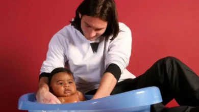 La photo de Messi donnant le bain au bébé Yamal est-elle authentique ? L’histoire derrière cette image devenue virale