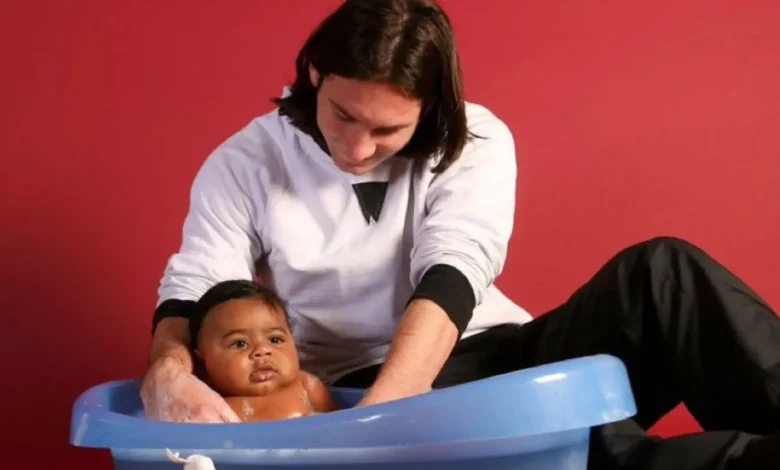 La photo de Messi donnant le bain au bébé Yamal est-elle authentique ? L’histoire derrière cette image devenue virale