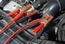 Câbles de démarrage installés dans un compartiment moteur