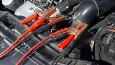 Câbles de démarrage installés dans un compartiment moteur