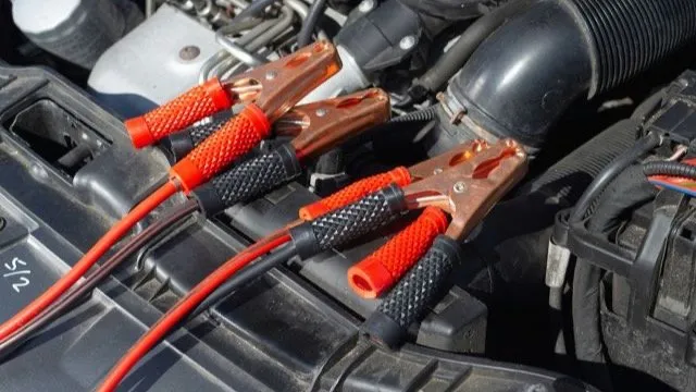 Câbles de démarrage installés dans un compartiment moteur