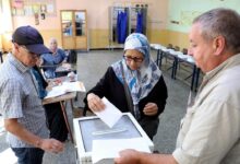 Une électrice dépose son bulletin lors des législatives en Algérie
