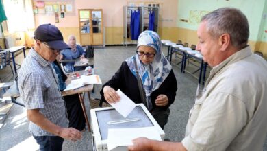 Une électrice dépose son bulletin lors des législatives en Algérie
