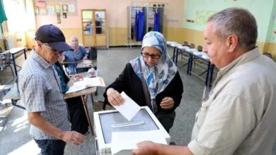 Une électrice dépose son bulletin lors des législatives en Algérie