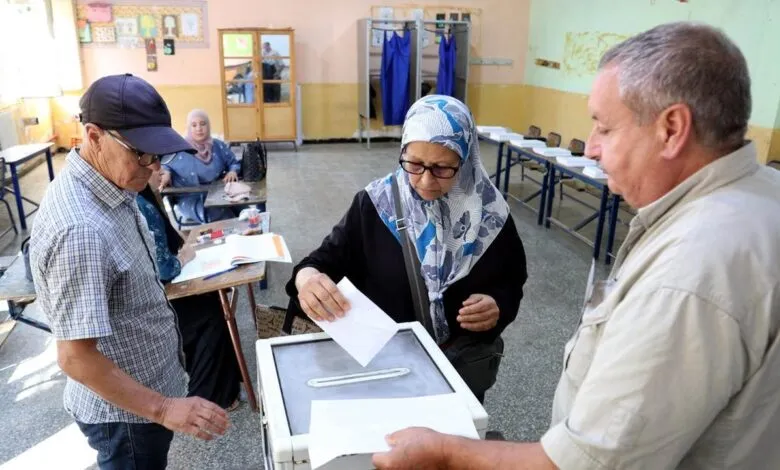 Une électrice dépose son bulletin lors des législatives en Algérie