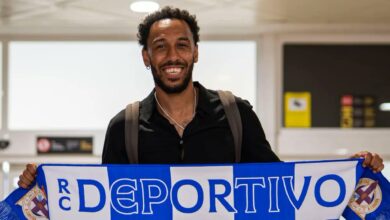 Pierre-Emerick Aubameyang tenant une écharpe du Deportivo La Corogne
