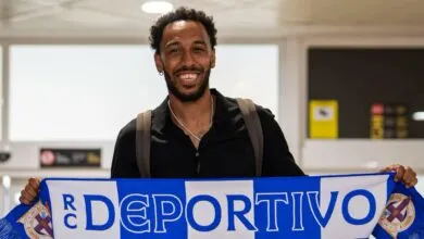 Pierre-Emerick Aubameyang tenant une écharpe du Deportivo La Corogne