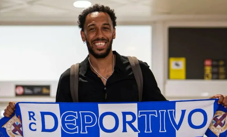 Pierre-Emerick Aubameyang tenant une écharpe du Deportivo La Corogne