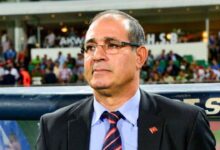 Badou Zaki sur le banc lors d’un match de football