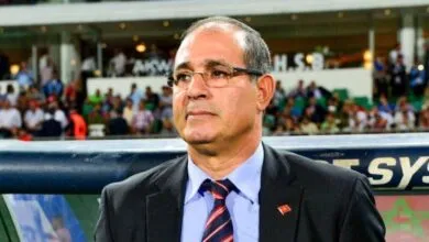 Badou Zaki sur le banc lors d’un match de football