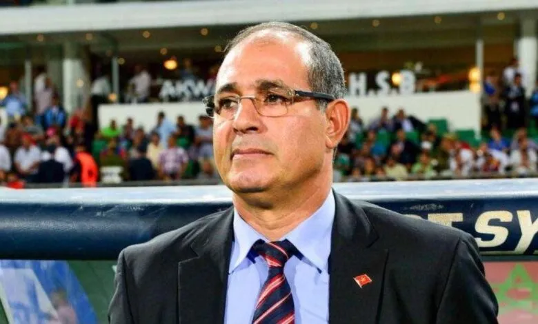 Badou Zaki sur le banc lors d’un match de football
