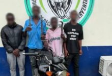 Quatre suspects et une moto présentés après le meurtre d’un livreur à Cocody