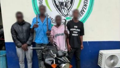 Quatre suspects et une moto présentés après le meurtre d’un livreur à Cocody