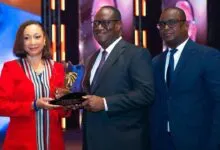 Téné Birahima Ouattara recevant un prix de la Fédération ivoirienne de football