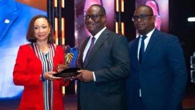 Téné Birahima Ouattara recevant un prix de la Fédération ivoirienne de football