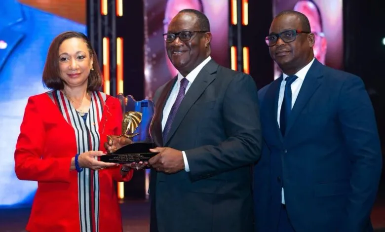 Téné Birahima Ouattara recevant un prix de la Fédération ivoirienne de football