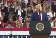 Donald Trump au pupitre avec Rylan Ferguson qui l’imite derrière lui