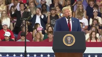 Donald Trump au pupitre avec Rylan Ferguson qui l’imite derrière lui
