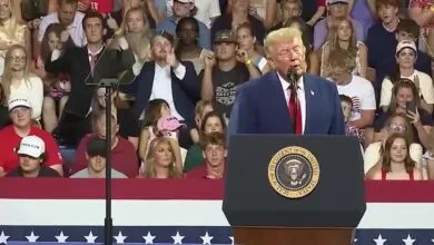 Donald Trump au pupitre avec Rylan Ferguson qui l’imite derrière lui