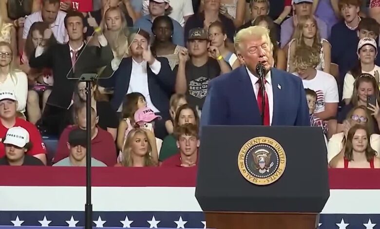 Donald Trump au pupitre avec Rylan Ferguson qui l’imite derrière lui