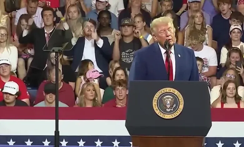 Donald Trump au pupitre avec Rylan Ferguson qui l’imite derrière lui