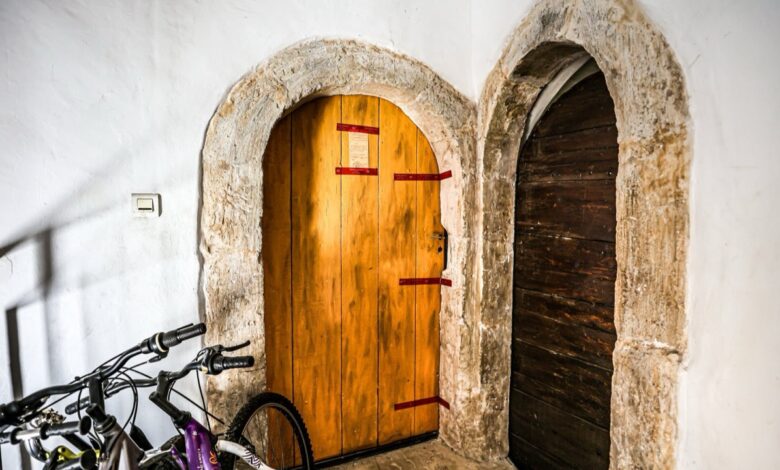 La porte de l’appartement placée sous scellés à Orange