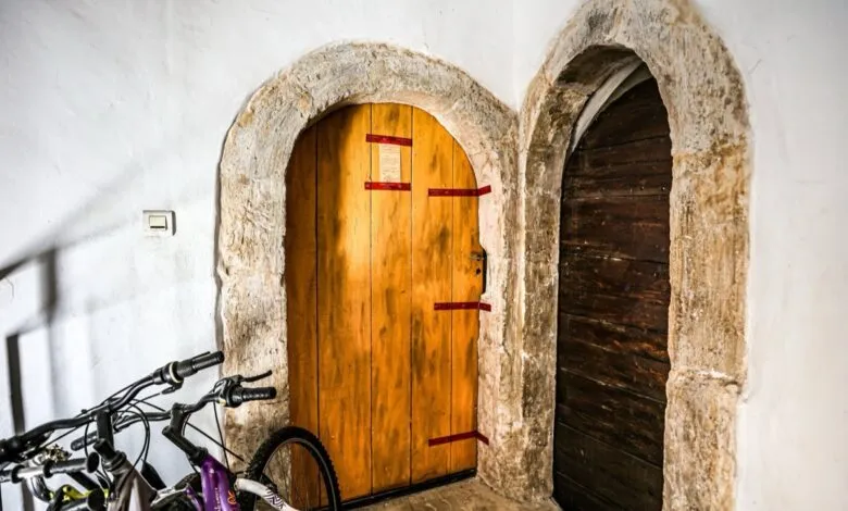 La porte de l’appartement placée sous scellés à Orange